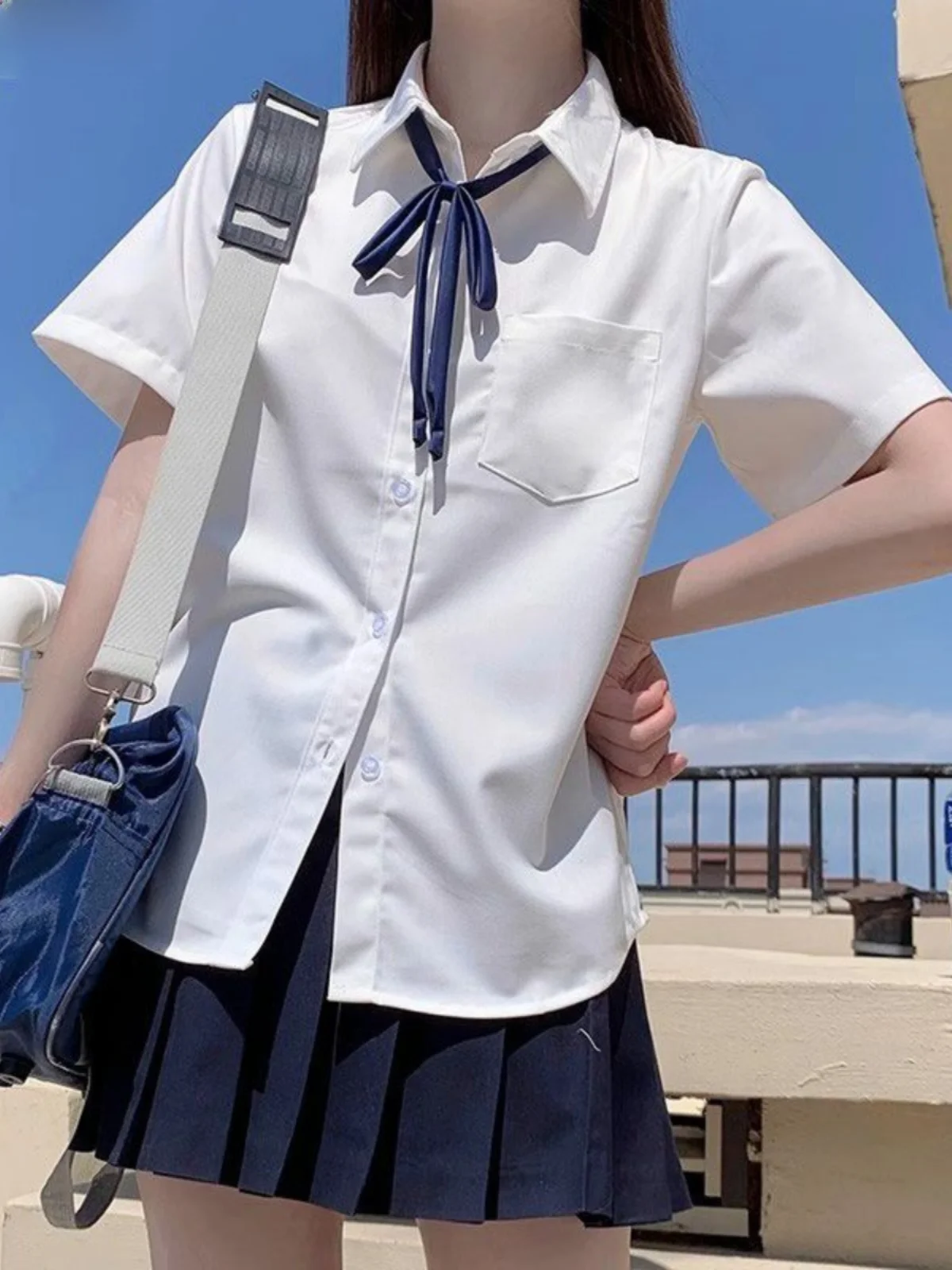 Casual White Shirt Women's Basic Style Short Sleeve Collar Loose Fit Summer Fashion College Style Straight Cut Shirt
Casual White Shirt Women's Basic Style Short Sleeve Collar Loose Fit Summer Fashion College Style Straight Cut Shirt
