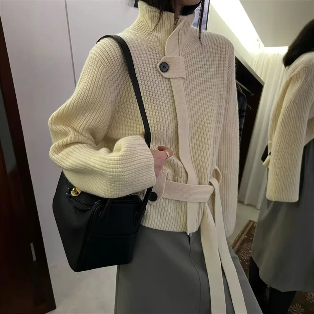 Новый женский вязаный кардиган в корейском стиле с воротником-стойкой и длинными рукавами, осенне-зимний, свободный, универсальный, на шнуровке, 2026
Новый женский вязаный кардиган в корейском стиле с воротником-стойкой и длинными рукавами, осенне-зимний, свободный, универсальный, на шнуровке, 2026