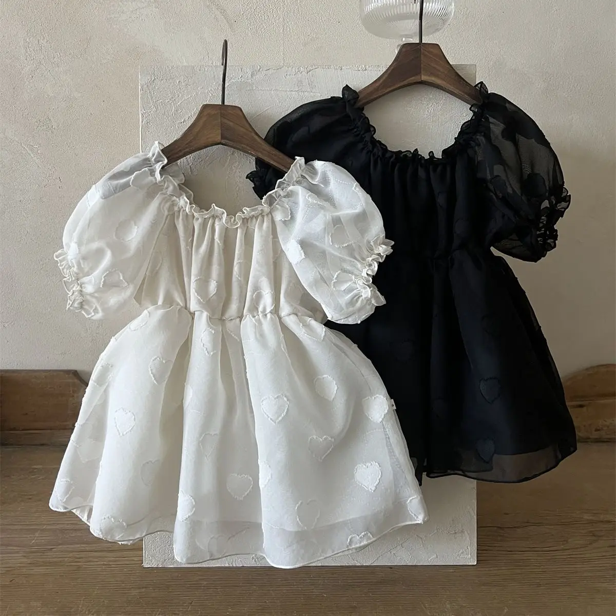 New Girls Casual Dresses Children's Clothing White Black Korean Girls' Mesh Skirt Bubble Sleeve Princess Dresses Skirt 
New Girls Casual Dresses Children's Clothing White Black Korean Girls' Mesh Skirt Bubble Sleeve Princess Dresses Skirt