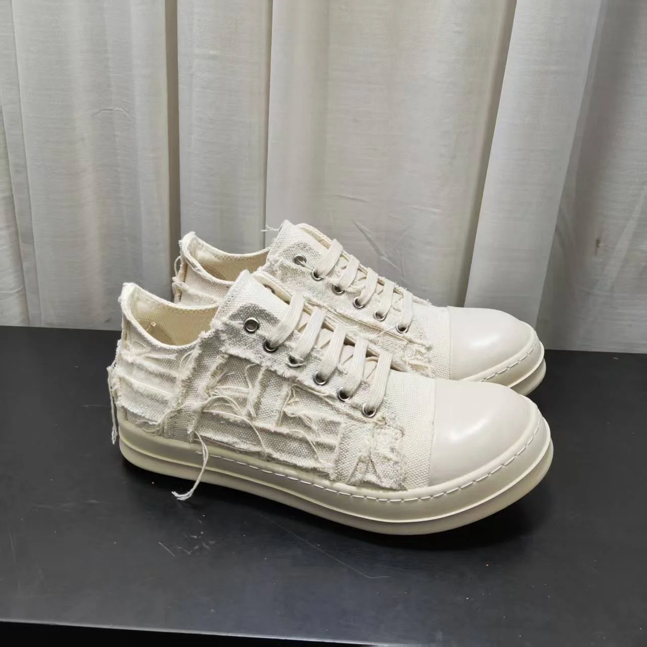 New Ro Designer Breathable Casual Shoes Boots Flat Sneaker High Quanlity Low-top Lace-up White Canvas Shoes for Men and Women
New Ro Designer Breathable Casual Shoes Boots Flat Sneaker High Quanlity Low-top Lace-up White Canvas Shoes for Men and Women