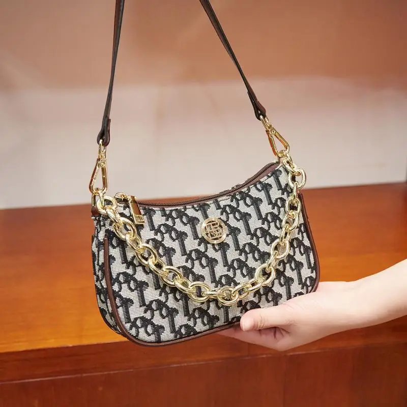 Luxury ladies high-quality niche design practical and versatile single shoulder crossbody bag handbag crescent bag armpit bag
Luxury ladies high-quality niche design practical and versatile single shoulder crossbody bag handbag crescent bag armpit bag