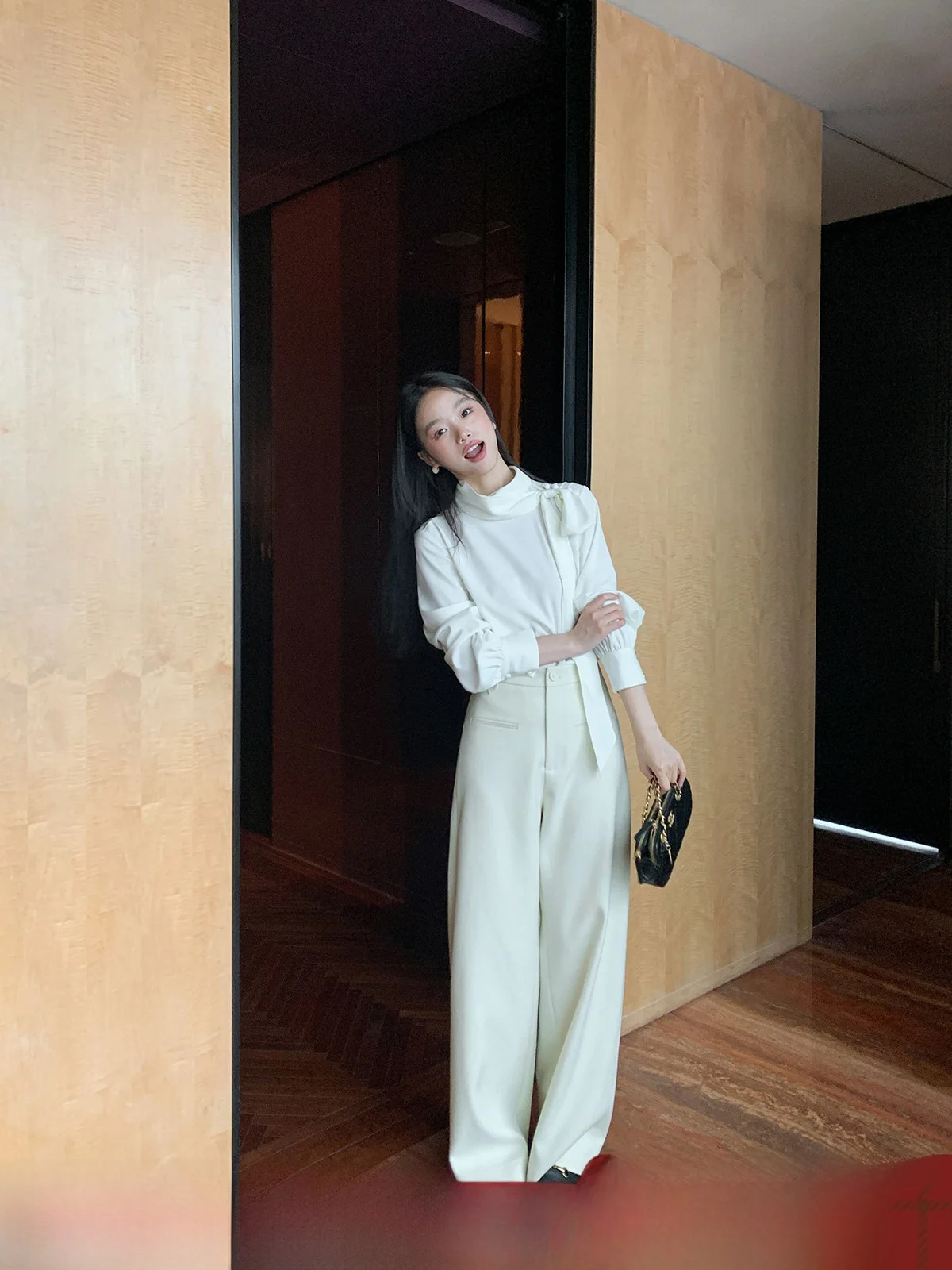 Женские повседневные брюки с высокой талией и широкими штанинами, длиной в пол, с одним карманом, в корейском стиле, для офиса и повседневной носки
Женские повседневные брюки с высокой талией и широкими штанинами, длиной в пол, с одним карманом, в корейском стиле, для офиса и повседневной носки