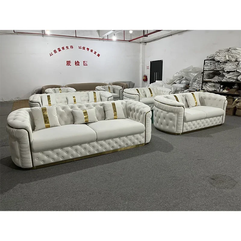 -Заводская розетка, европейская роскошная ножка из розового золота, белый диван Честерфилд, бархатная ткань, пуговицы, диван для гостиной, комплект мебели
-Заводская розетка, европейская роскошная ножка из розового золота, белый диван Честерфилд, бархатная ткань, пуговицы, диван для гостиной, комплект мебели