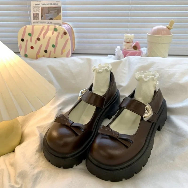 Распродажа женской обуви. Женские туфли Mary Janes на высоком каблуке и платформе. Повседневные туфли-лодочки. Женские однотонные туфли с круглым носком на среднем каблуке с галстуком-бабочкой.
Распродажа женской обуви. Женские туфли Mary Janes на высоком каблуке и платформе. Повседневные туфли-лодочки. Женские однотонные туфли с круглым носком на среднем каблуке с галстуком-бабочкой.