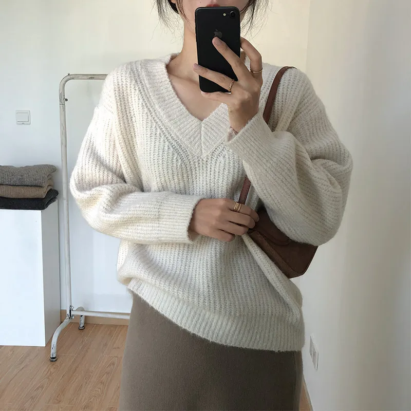 Knitted Sweater Women Pullovers New Long Sleeve V-Neck White Knit Sweater Pullover Women Tops Knitwears Sueters De Mujer Q1060
Knitted Sweater Women Pullovers New Long Sleeve V-Neck White Knit Sweater Pullover Women Tops Knitwears Sueters De Mujer Q1060