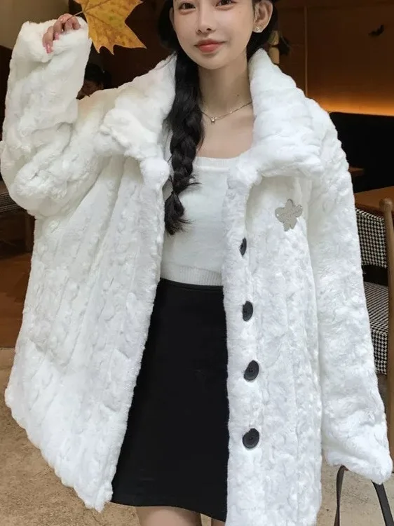 Женская модная утепленная шуба из искусственного меха с хлопковой подкладкой, теплая, нежная, белая, из экологически чистой синтетической кожи.
Женская модная утепленная шуба из искусственного меха с хлопковой подкладкой, теплая, нежная, белая, из экологически чистой синтетической кожи.