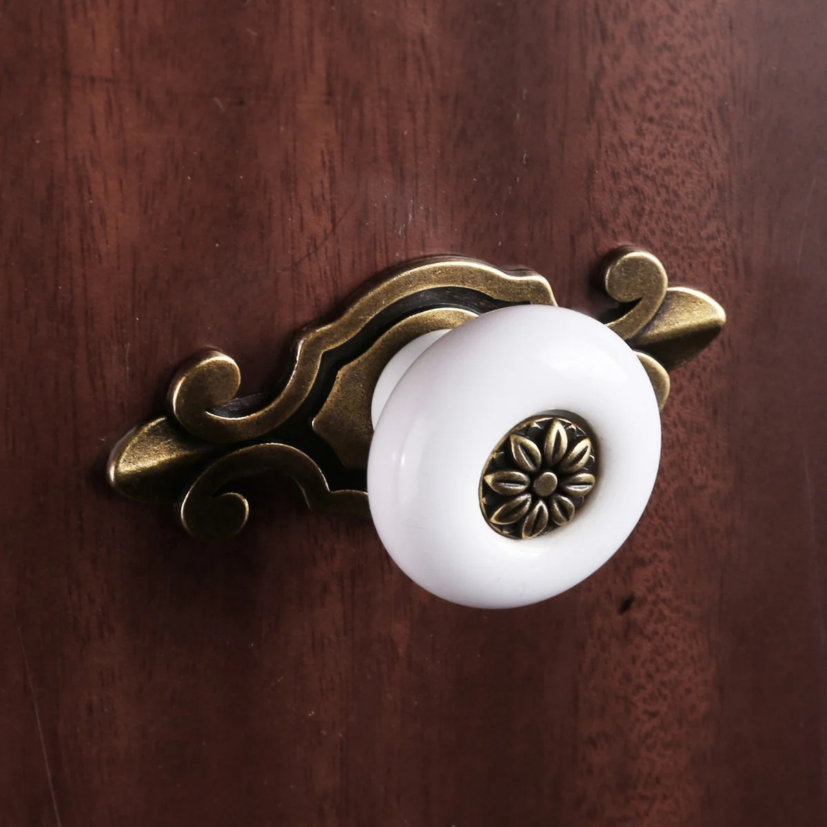 10 шт. ручки-кнопки для шкафов из цинкового сплава, изысканный дизайн, роскошный вид, декор для домашней мебели, ручки для дверей
10 шт. ручки-кнопки для шкафов из цинкового сплава, изысканный дизайн, роскошный вид, декор для домашней мебели, ручки для дверей