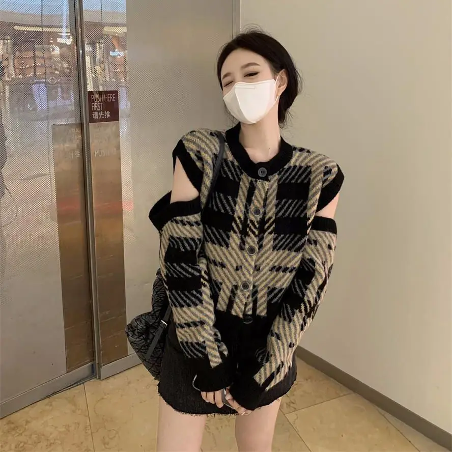 Korea Retro Contrasting Color Plaid Knitted Cardigan Women Spring Autumn New Off-Shoulder Long-Sleeved Sweater Jacket Short Top
Korea Retro Contrasting Color Plaid Knitted Cardigan Women Spring Autumn New Off-Shoulder Long-Sleeved Sweater Jacket Short Top