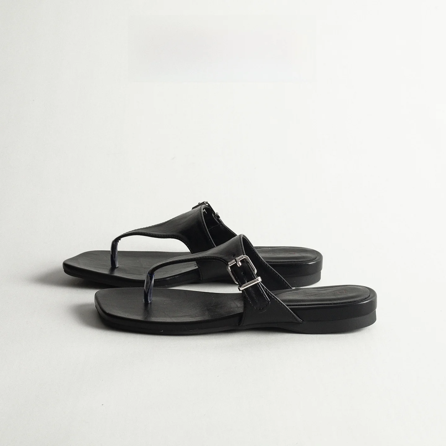 Leather Sandals Women Summer Outdoor Casual Flat Bottom Beach Shoes Match Skirts Vacation Beach Clogs Slip-On Low Heel
Leather Sandals Women Summer Outdoor Casual Flat Bottom Beach Shoes Match Skirts Vacation Beach Clogs Slip-On Low Heel