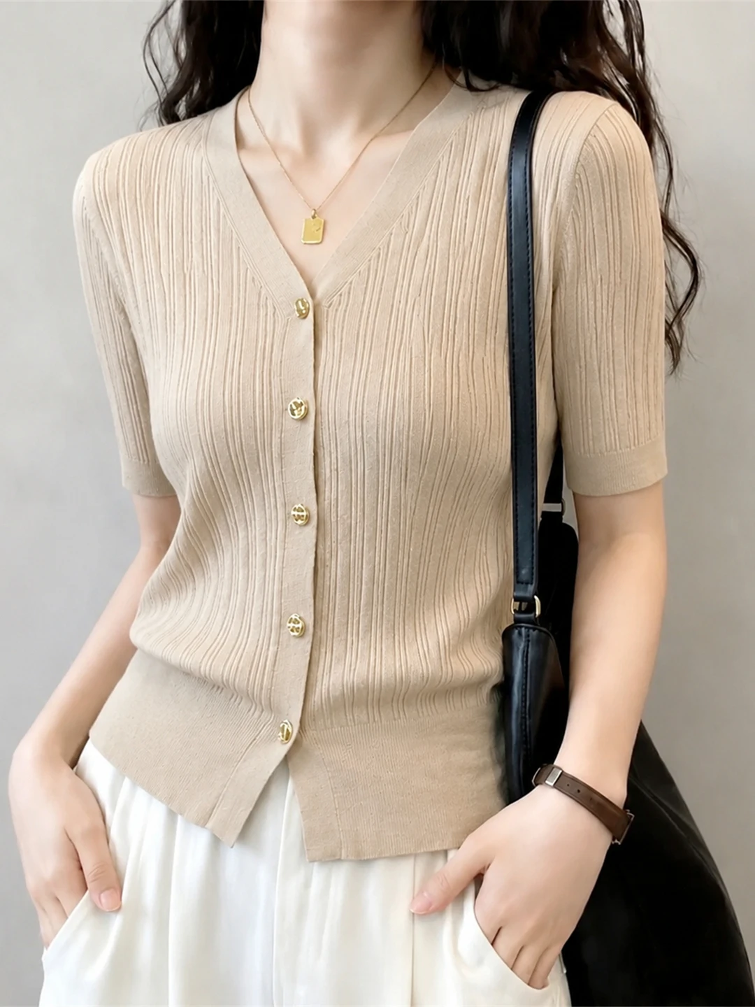 Slimming V-Neck Short Sleeve Ice Silk Knitted Top Fashionable Casual Women's Summer Shirt Single Button Commute Style Straigh...
Slimming V-Neck Short Sleeve Ice Silk Knitted Top Fashionable Casual Women's Summer Shirt Single Button Commute Style Straigh...