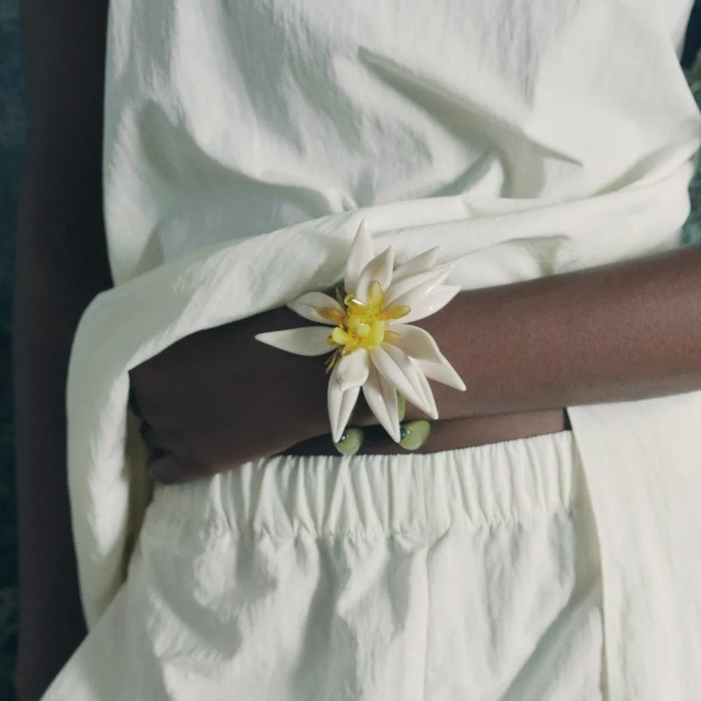 Handmade Petal Flower Jewelry Flower Design Resin Material PVD Plated Jewelry Fashion Style Exaggerated Design
Handmade Petal Flower Jewelry Flower Design Resin Material PVD Plated Jewelry Fashion Style Exaggerated Design