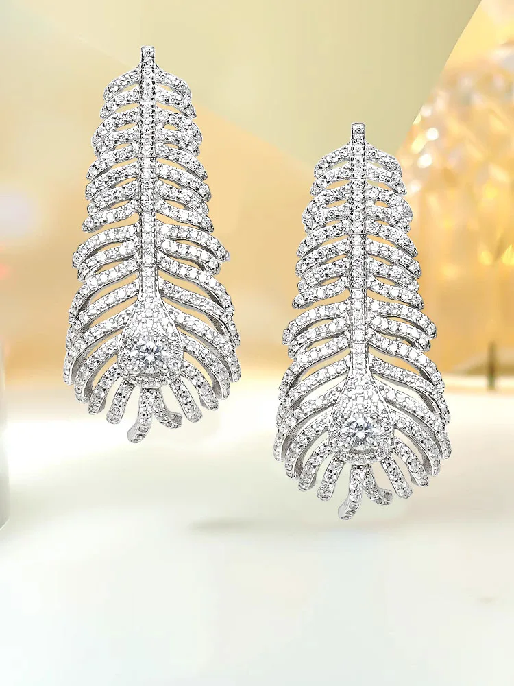 Fashionable jewelry S925 sterling silver European and American luxury feather inlaid dynamic earrings are popular among niche se
Fashionable jewelry S925 sterling silver European and American luxury feather inlaid dynamic earrings are popular among niche se