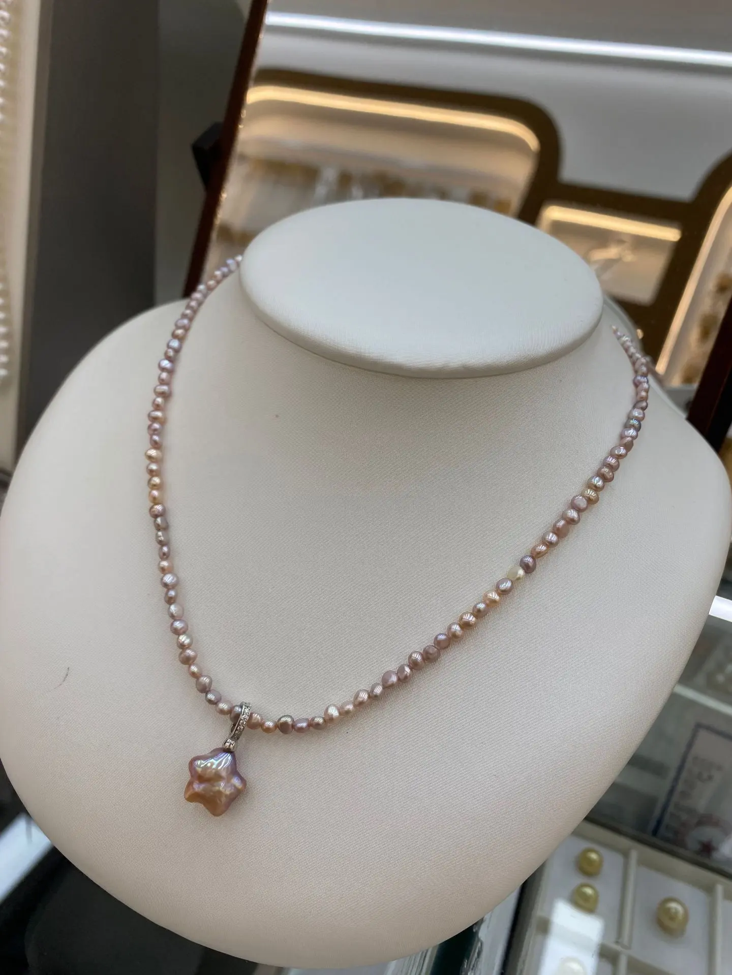 White Purple Freshwater Pearl Necklace Baroque Five-Pointed Star Pearls Pendant Collarbone Chain for Women Simple Choker Gifts
White Purple Freshwater Pearl Necklace Baroque Five-Pointed Star Pearls Pendant Collarbone Chain for Women Simple Choker Gifts