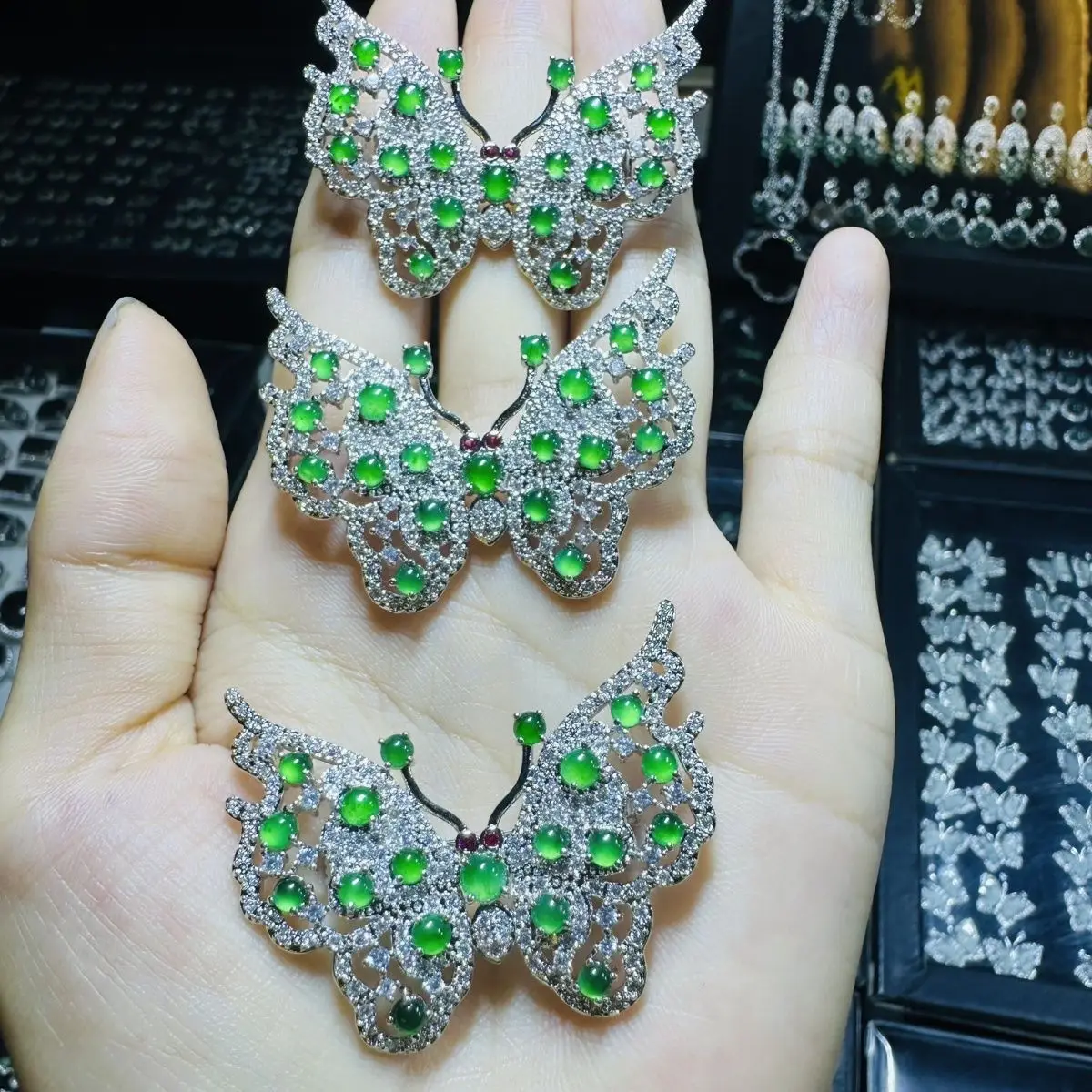 Natural A jadeite ice yang green butterfly brooch pendant dual-purpose model (choose the best one for diversity)
Natural A jadeite ice yang green butterfly brooch pendant dual-purpose model (choose the best one for diversity)