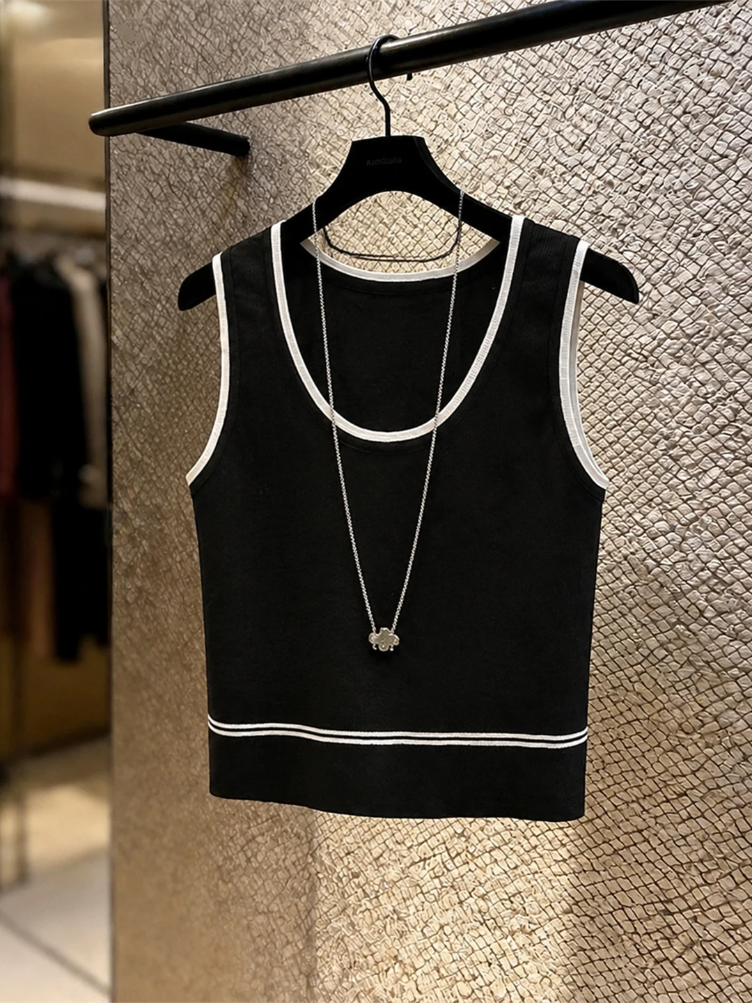 Elegant Contrast Color Design round Neck Lazy Style Top Women's Summer Knitted Vest Casual Atmosphere Commute Style Stra...
Elegant Contrast Color Design round Neck Lazy Style Top Women's Summer Knitted Vest Casual Atmosphere Commute Style Stra...