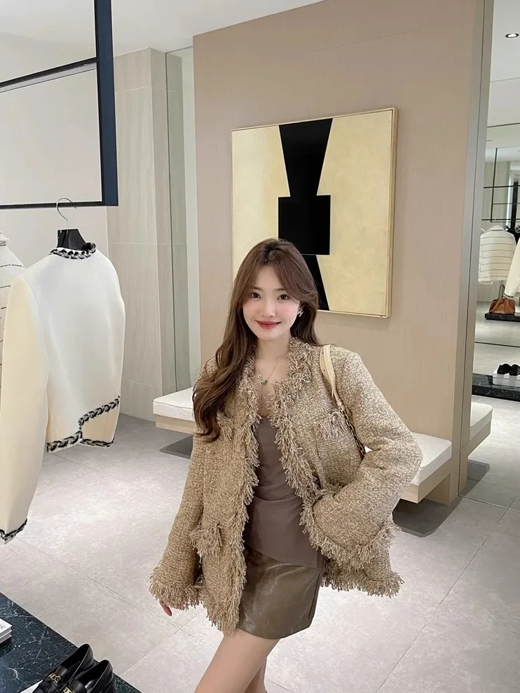 Модное женское короткое пальто Ele Design Premium Sensation Small Fraance с декоративной строчкой и детальной отделкой
Модное женское короткое пальто Ele Design Premium Sensation Small Fraance с декоративной строчкой и детальной отделкой