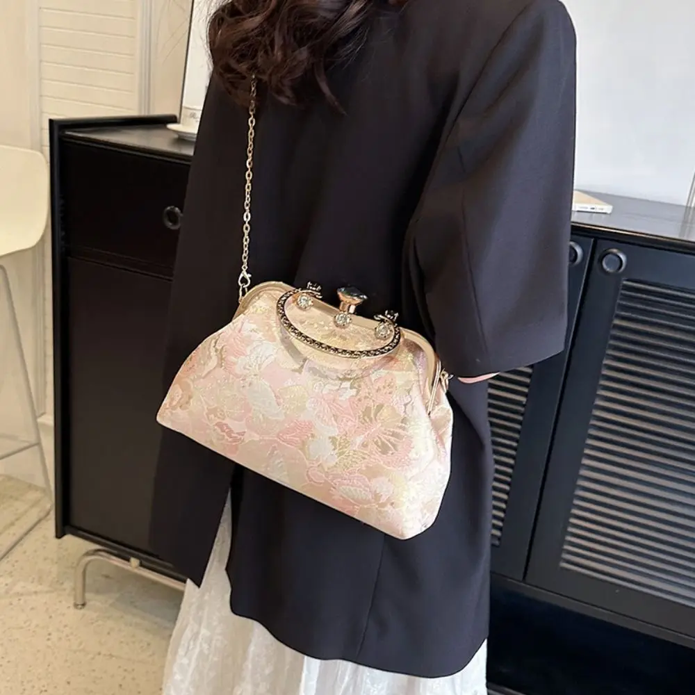 Trendy Sweet Embroidery Chinese Style Handbag Elegant Shoulder Ladies Evening Bags Chain Cheongsam Accessories Wrist Bag Banquet
Trendy Sweet Embroidery Chinese Style Handbag Elegant Shoulder Ladies Evening Bags Chain Cheongsam Accessories Wrist Bag Banquet