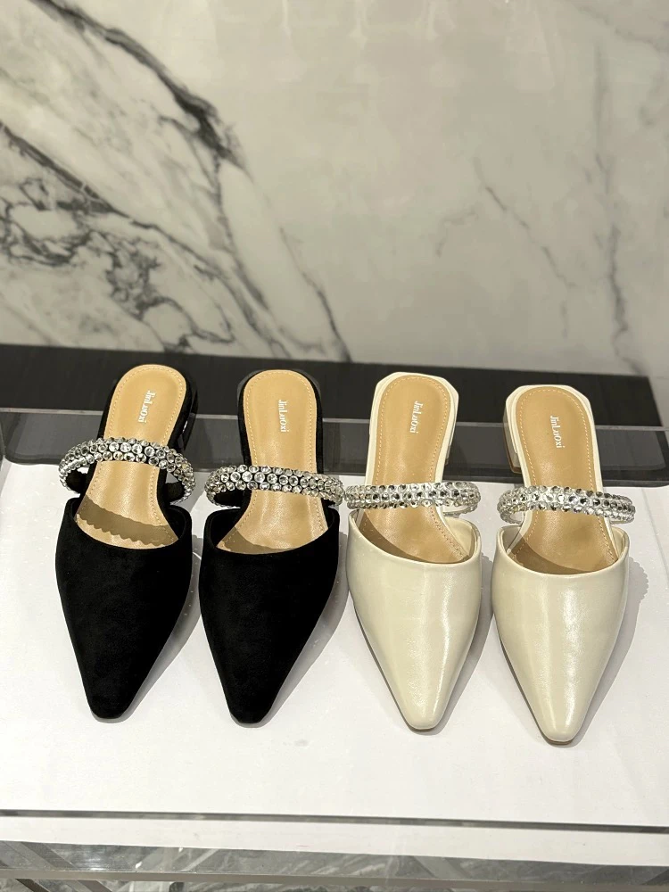 Женские тапочки с острым носком, украшенные бриллиантами, корейская обувь на плоской подошве на низком каблуке, однотонная ультракожаная обувь на подкладке
Женские тапочки с острым носком, украшенные бриллиантами, корейская обувь на плоской подошве на низком каблуке, однотонная ультракожаная обувь на подкладке