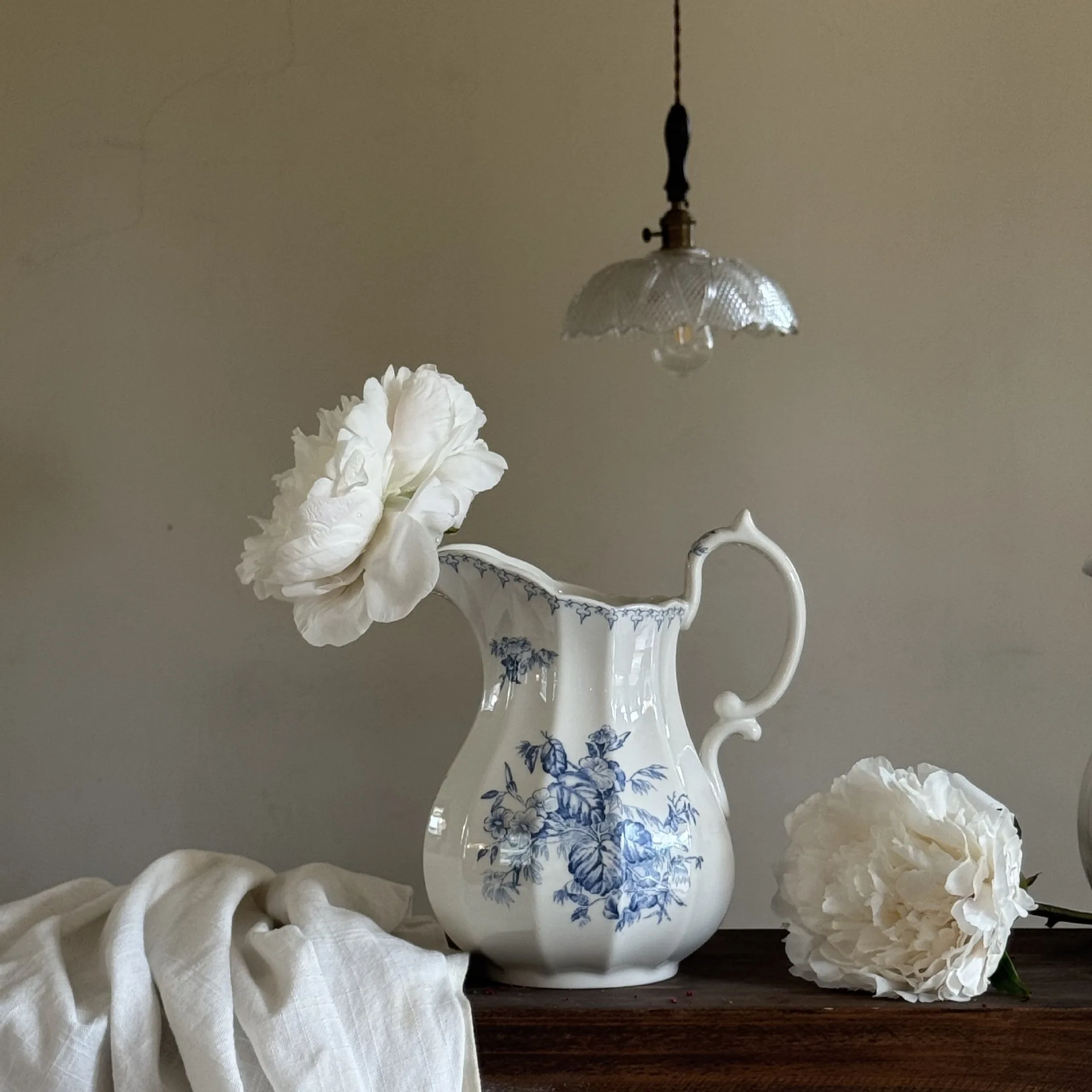 Ins французский цветок Lingxiao элегантная керамическая ваза для гостиной ретро премиум цветочная композиция керамическая ваза настольное украшение
Ins французский цветок Lingxiao элегантная керамическая ваза для гостиной ретро премиум цветочная композиция керамическая ваза настольное украшение