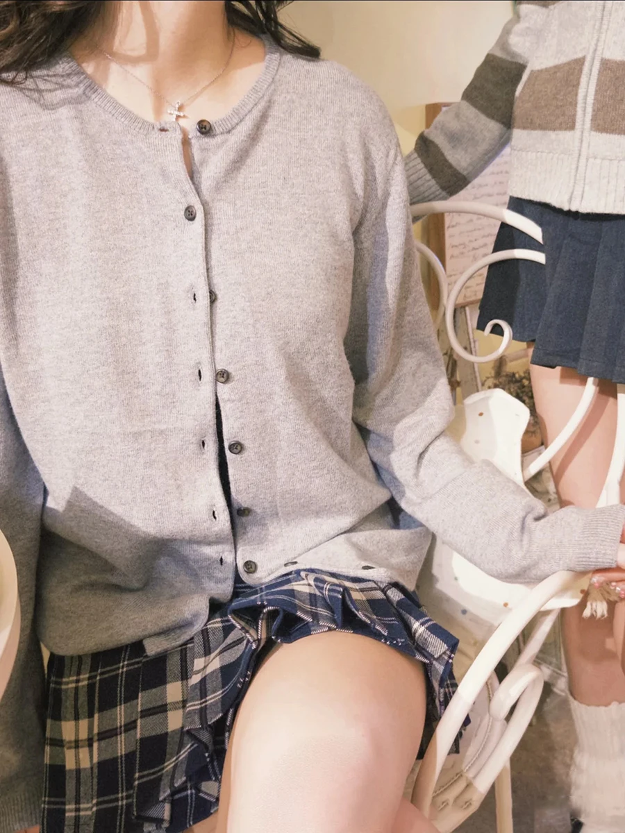 Gray Vintage Knitted Cardigan Sweater Women O-Neck Single Breasted Long Sleeve Knitwear Tops Autumn Casual Solid Simple Sweaters
Gray Vintage Knitted Cardigan Sweater Women O-Neck Single Breasted Long Sleeve Knitwear Tops Autumn Casual Solid Simple Sweaters