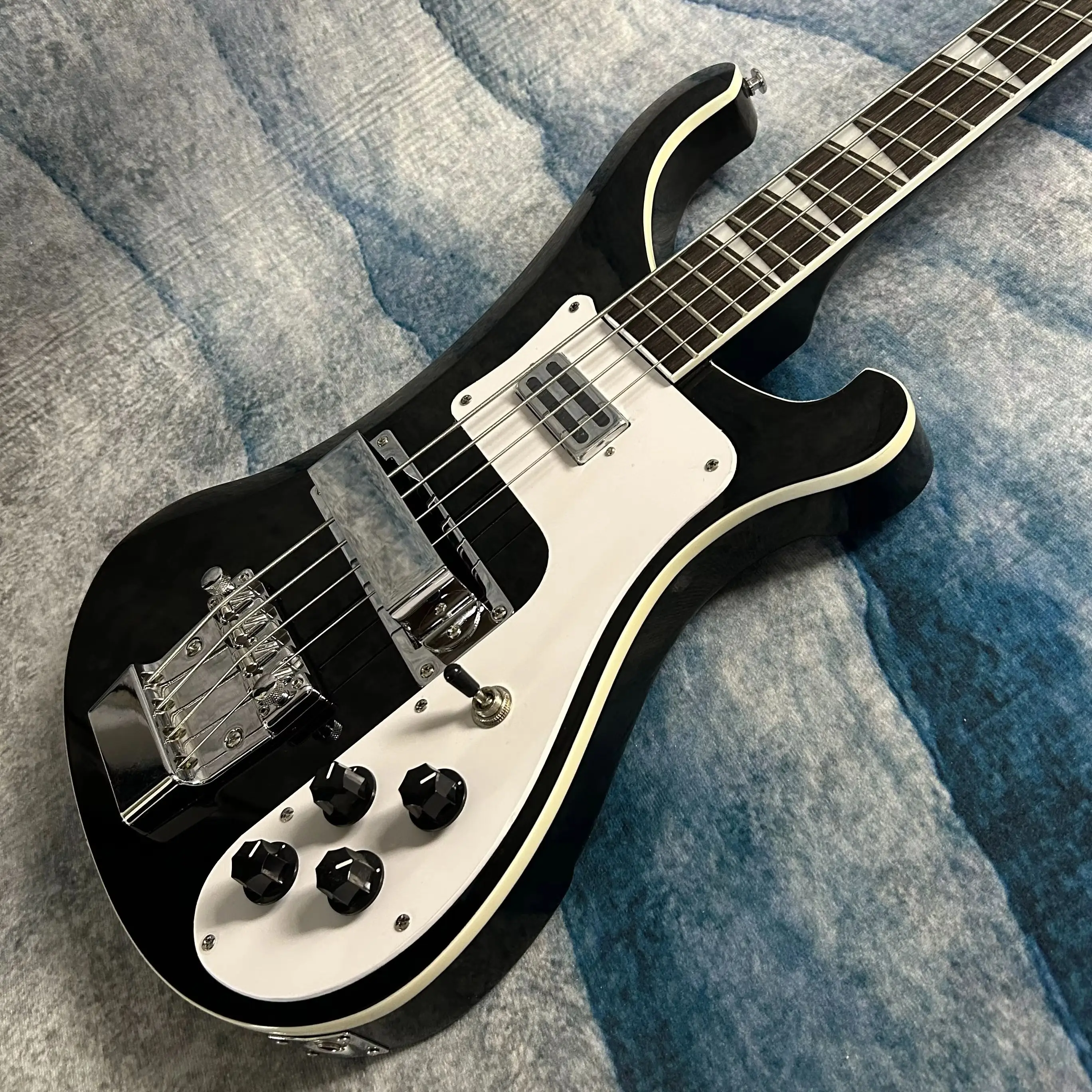 Hot Sale Bass Guitars 4003 Version Rickenback 844 mm Scale Length Black Color
Hot Sale Bass Guitars 4003 Version Rickenback 844 mm Scale Length Black Color
