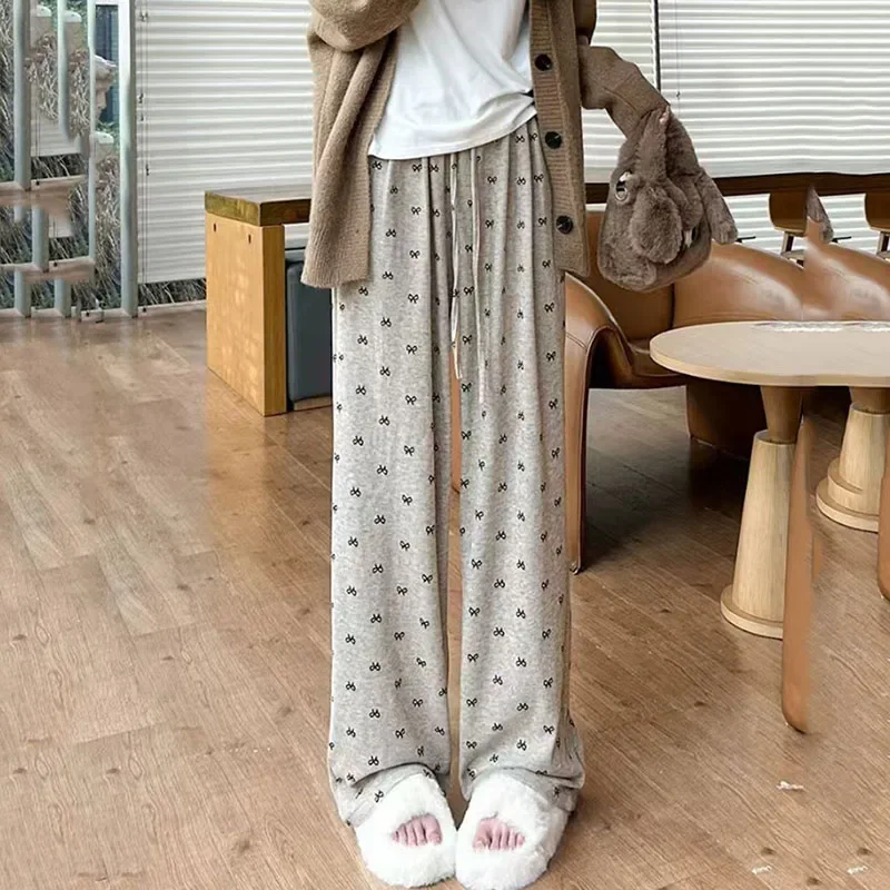 Woman's Sweet Bow Print Wide Leg Pants 2025 New High Waist Loose Lazy Style Straight Leg Pants Women Autumn Casual Long Trousers
Woman's Sweet Bow Print Wide Leg Pants 2025 New High Waist Loose Lazy Style Straight Leg Pants Women Autumn Casual Long Trousers