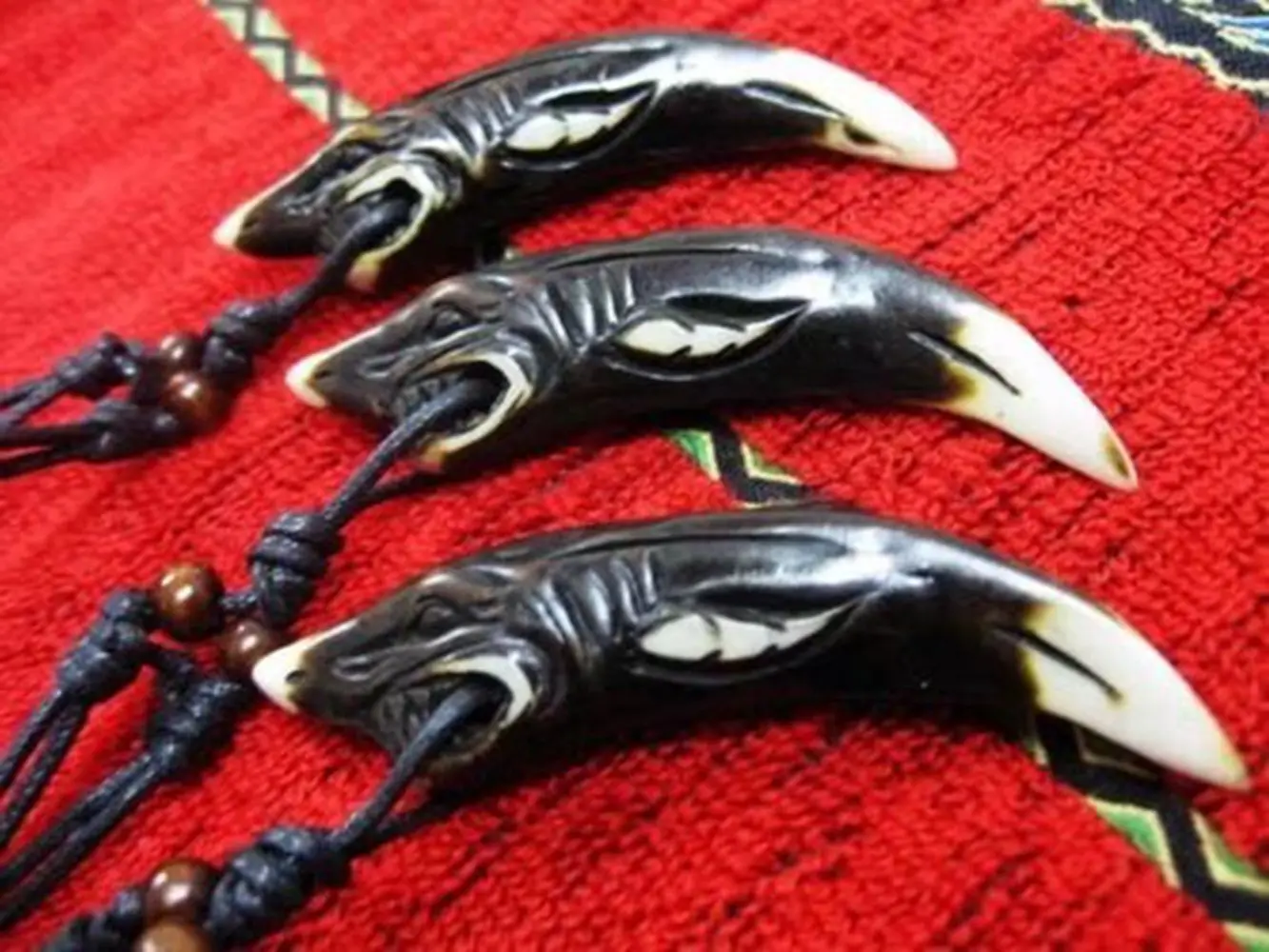 12 pcs Imitation Yak Bone Carving Shark Charm Pendant Wood Beads Necklace Amulet Gift Travel souv
12 pcs Imitation Yak Bone Carving Shark Charm Pendant Wood Beads Necklace Amulet Gift Travel souv