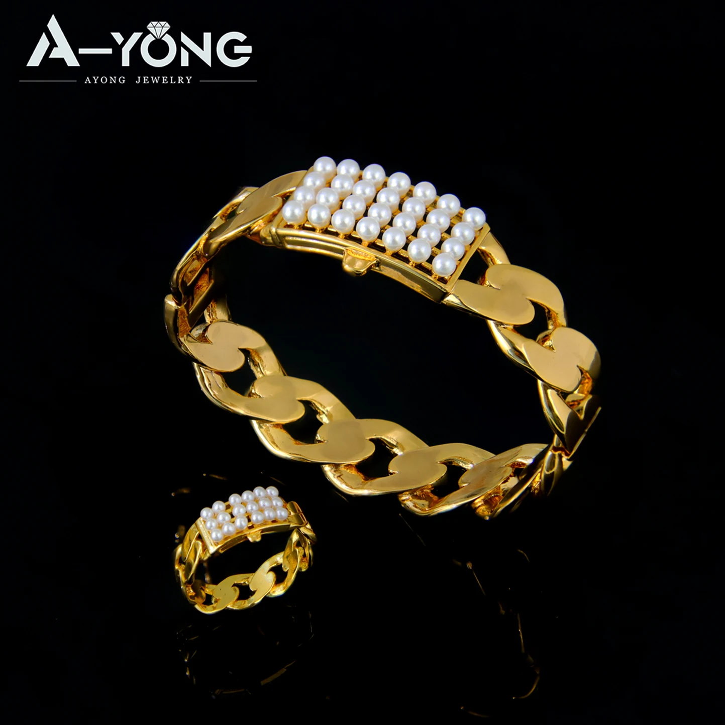 Дубай 24-каратный комплект ювелирных изделий из золота, арабский мусульманский свадебный модный жемчуг, открывающиеся браслеты, кольцо, Нигерия, женские ювелирные изделия для свадебной вечеринки
Дубай 24-каратный комплект ювелирных изделий из золота, арабский мусульманский свадебный модный жемчуг, открывающиеся браслеты, кольцо, Нигерия, женские ювелирные изделия для свадебной вечеринки