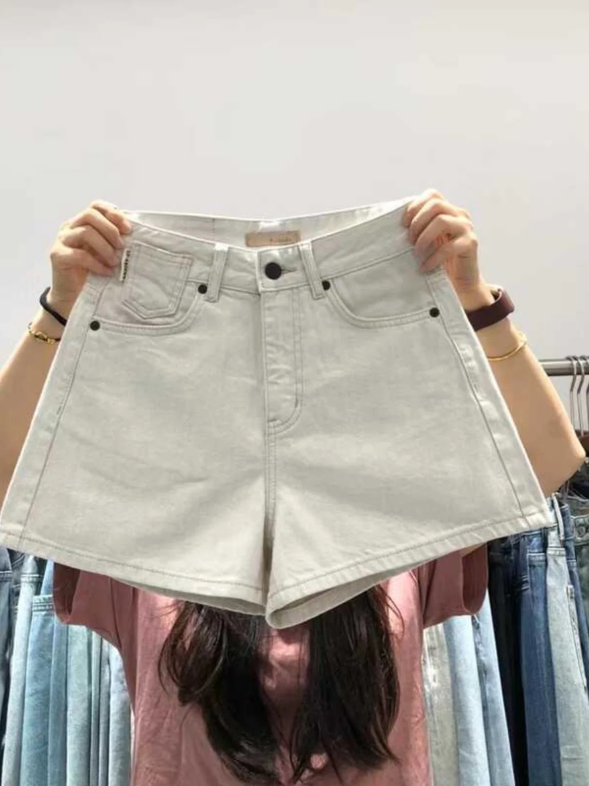 Женские белые джинсовые шорты с высокой талией, свободного кроя, А-силуэт, утягивающие, летние, повседневные, из смесового хлопка и полиэстера, винтажные, с эффектом потертости
Женские белые джинсовые шорты с высокой талией, свободного кроя, А-силуэт, утягивающие, летние, повседневные, из смесового хлопка и полиэстера, винтажные, с эффектом потертости