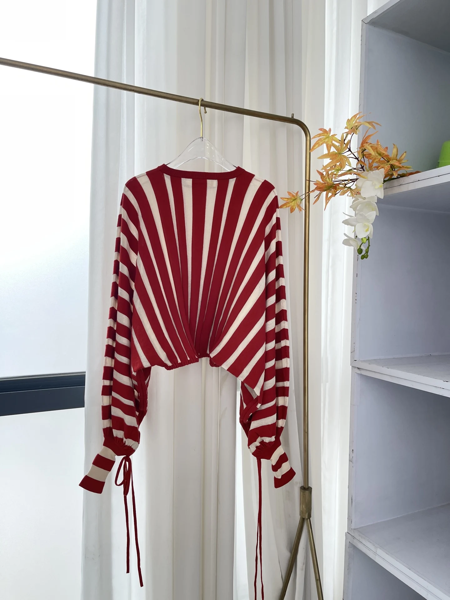 Черно-белая полосатая блузка с длинными рукавами и принтом, новый дизайн 2025 года
Черно-белая полосатая блузка с длинными рукавами и принтом, новый дизайн 2025 года