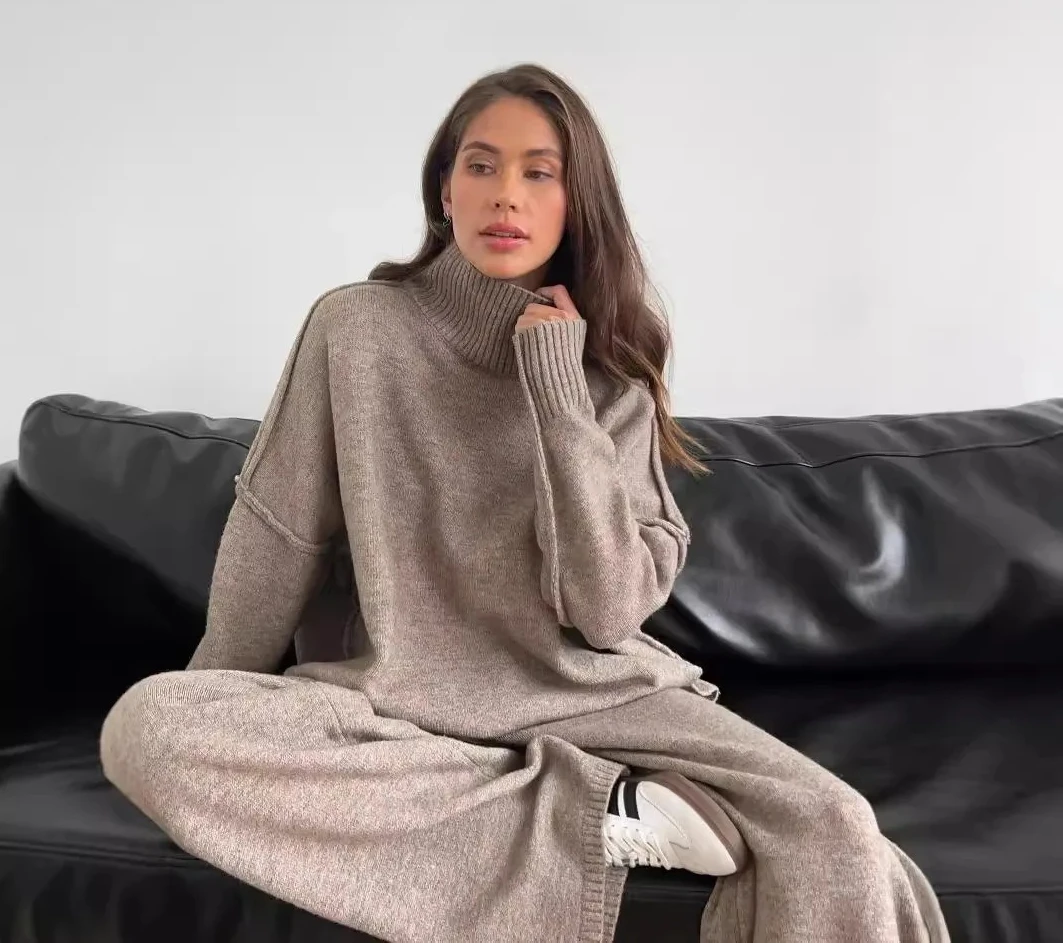 Комплект из свитера с высоким воротником и длинных брюк для женщин: свободный повседневный вязаный костюм из двух предметов
Комплект из свитера с высоким воротником и длинных брюк для женщин: свободный повседневный вязаный костюм из двух предметов