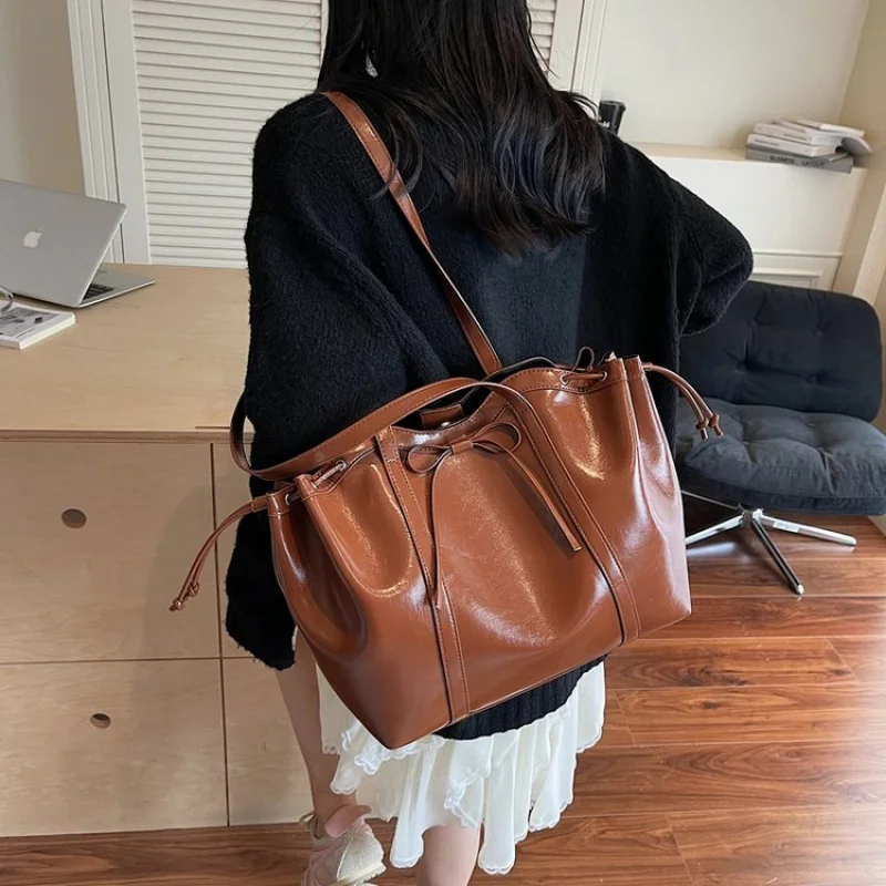 High-End Women's Classic Paris Leather Tote Bag Fashionable Elegant Ladies Casual Vintage Simple Crossbody Bag
High-End Women's Classic Paris Leather Tote Bag Fashionable Elegant Ladies Casual Vintage Simple Crossbody Bag
