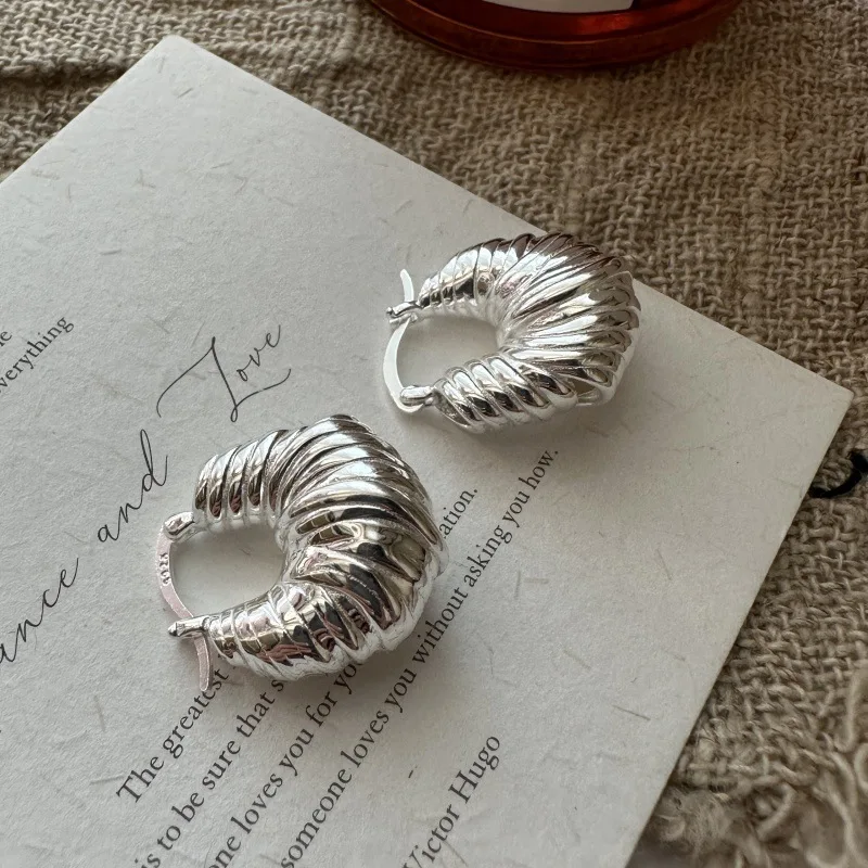 S925 Sterling Silver Korean Version Niche Retro Hollow Korean Earrings Simple Fashion Heavy Industry Ear Jewelry Ear Buckle
S925 Sterling Silver Korean Version Niche Retro Hollow Korean Earrings Simple Fashion Heavy Industry Ear Jewelry Ear Buckle