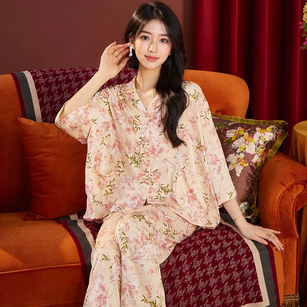 Ice Silk Pink Print Sexy Sleepwear Women Pajamas Set Short Sleeved Pants 2 Pieces Suit Summer Home Clothing Loungewear Women
Ice Silk Pink Print Sexy Sleepwear Women Pajamas Set Short Sleeved Pants 2 Pieces Suit Summer Home Clothing Loungewear Women