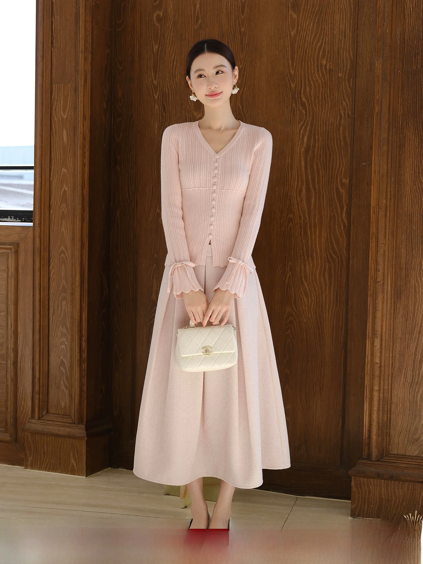 Женский трикотажный топ XXNING с V-образным вырезом, облегающий, с декоративным поясом, базовая модель для ношения под одеждой, в корейском стиле, с длинными рукавами, модный
Женский трикотажный топ XXNING с V-образным вырезом, облегающий, с декоративным поясом, базовая модель для ношения под одеждой, в корейском стиле, с длинными рукавами, модный