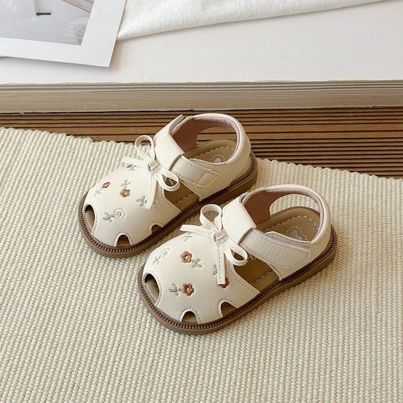 2026 Summer Girls Embroidered Sandals New Cute Bow Kids Princess Flat Shoes Hollow-out Anti-kick Children Outdoor Dress Sandals
2026 Summer Girls Embroidered Sandals New Cute Bow Kids Princess Flat Shoes Hollow-out Anti-kick Children Outdoor Dress Sandals