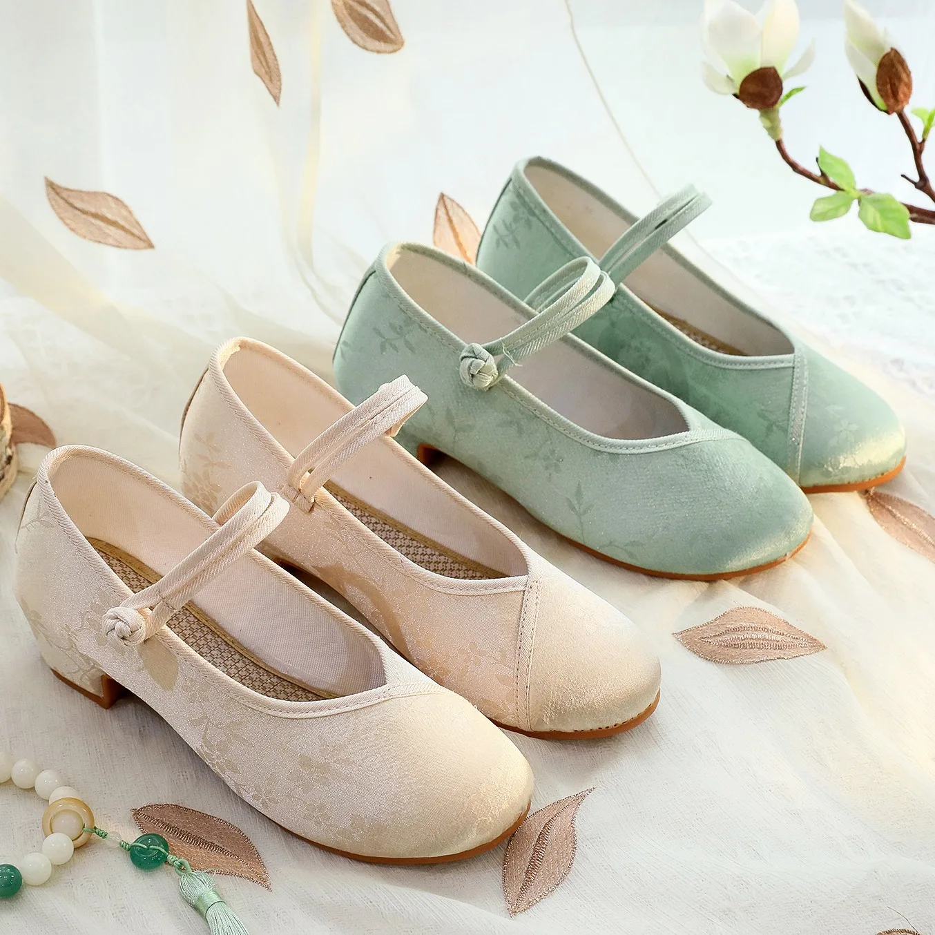 New Brocade Chinese Style Han Costume Shoes Women's Jacquard Dark Pattern round Toe Cloth Horseshoe Heel Rubber Sole Antique
New Brocade Chinese Style Han Costume Shoes Women's Jacquard Dark Pattern round Toe Cloth Horseshoe Heel Rubber Sole Antique