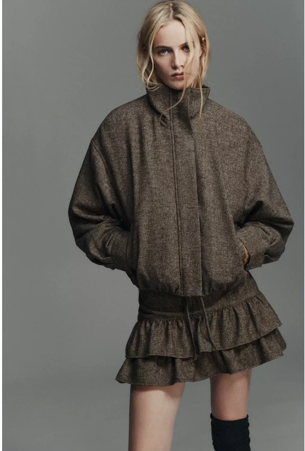 Winter 2025 Women's Zipper Wool Blend Jaet Coat Herringbone Pattern Stand Collar Long Sve Stand Fit Ladies Outerwear
Winter 2025 Women's Zipper Wool Blend Jaet Coat Herringbone Pattern Stand Collar Long Sve Stand Fit Ladies Outerwear