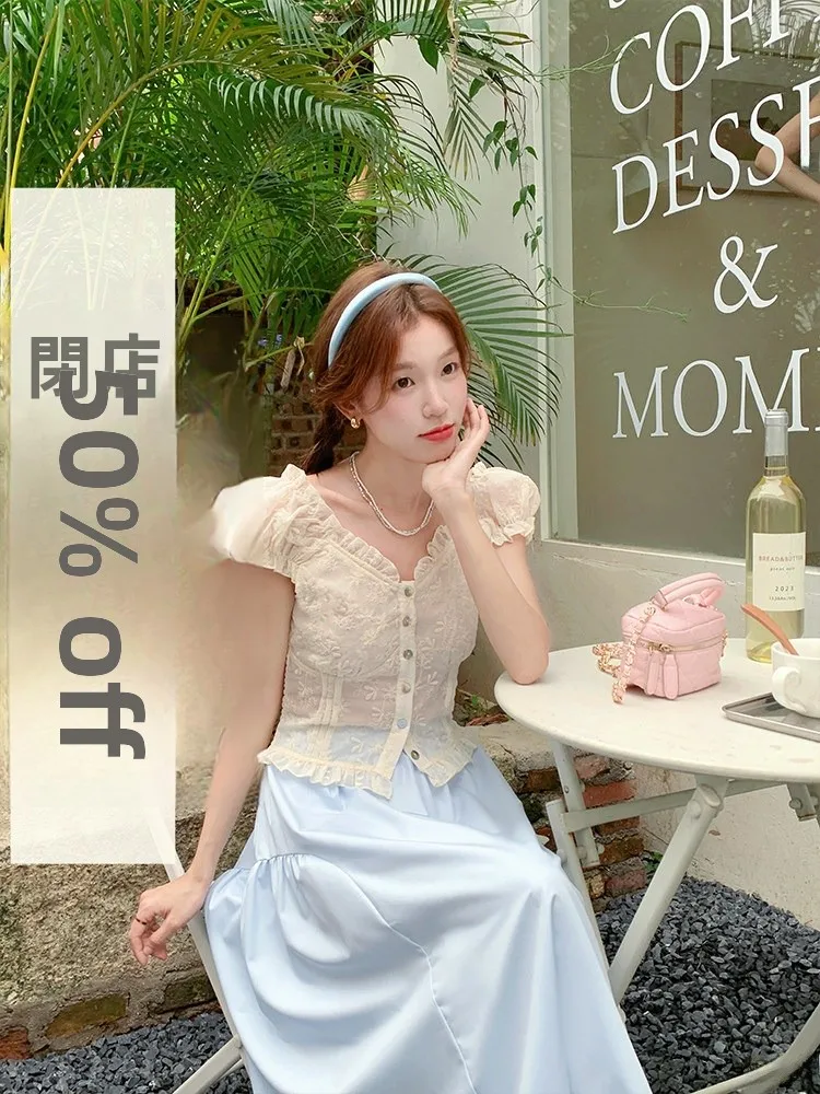 Sweet Bubble Short Sleeve Women's Lace Shirt Embroidered Wood Grain Korean Style Slim Fit V-neck Pure Color Summer Fashion
Sweet Bubble Short Sleeve Women's Lace Shirt Embroidered Wood Grain Korean Style Slim Fit V-neck Pure Color Summer Fashion