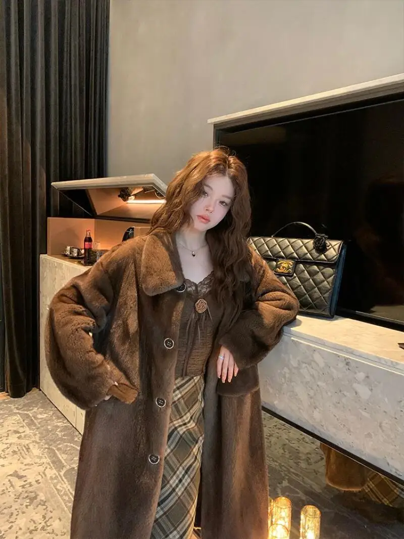 Женское зимнее пальто в одном стиле, длинное норковое пальто с лебединой норкой и фиолетовой этикеткой, винтажное пальто из искусственного меха для женщин, зимняя повседневная одежда
Женское зимнее пальто в одном стиле, длинное норковое пальто с лебединой норкой и фиолетовой этикеткой, винтажное пальто из искусственного меха для женщин, зимняя повседневная одежда