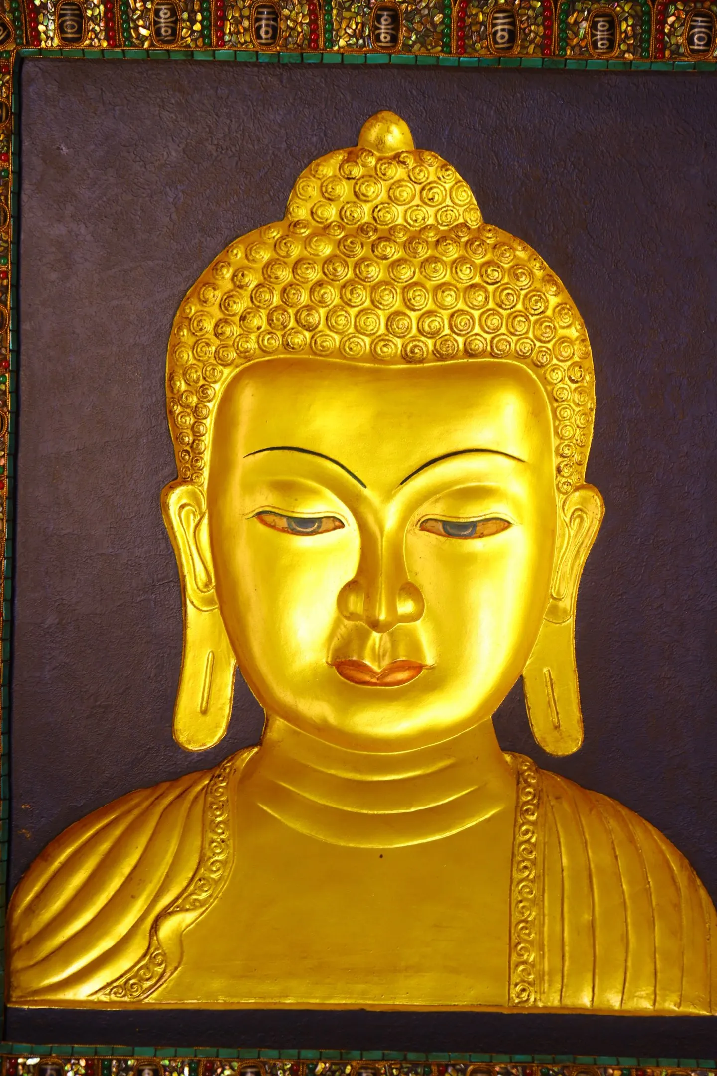 26"Tibetan Temple Collection Old Bodhi Root Gilded Mosaic Gem gZi Beads Shell Parinirvana Buddha Head Thangka Hanging Panel 
26"Tibetan Temple Collection Old Bodhi Root Gilded Mosaic Gem gZi Beads Shell Parinirvana Buddha Head Thangka Hanging Panel