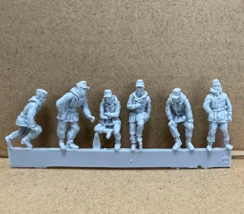 1/72 Scale Diecast Resin Figure Model Kit WWII German Armored Forces Winter Relaxing 6 Figures Unpainted
1/72 Scale Diecast Resin Figure Model Kit WWII German Armored Forces Winter Relaxing 6 Figures Unpainted