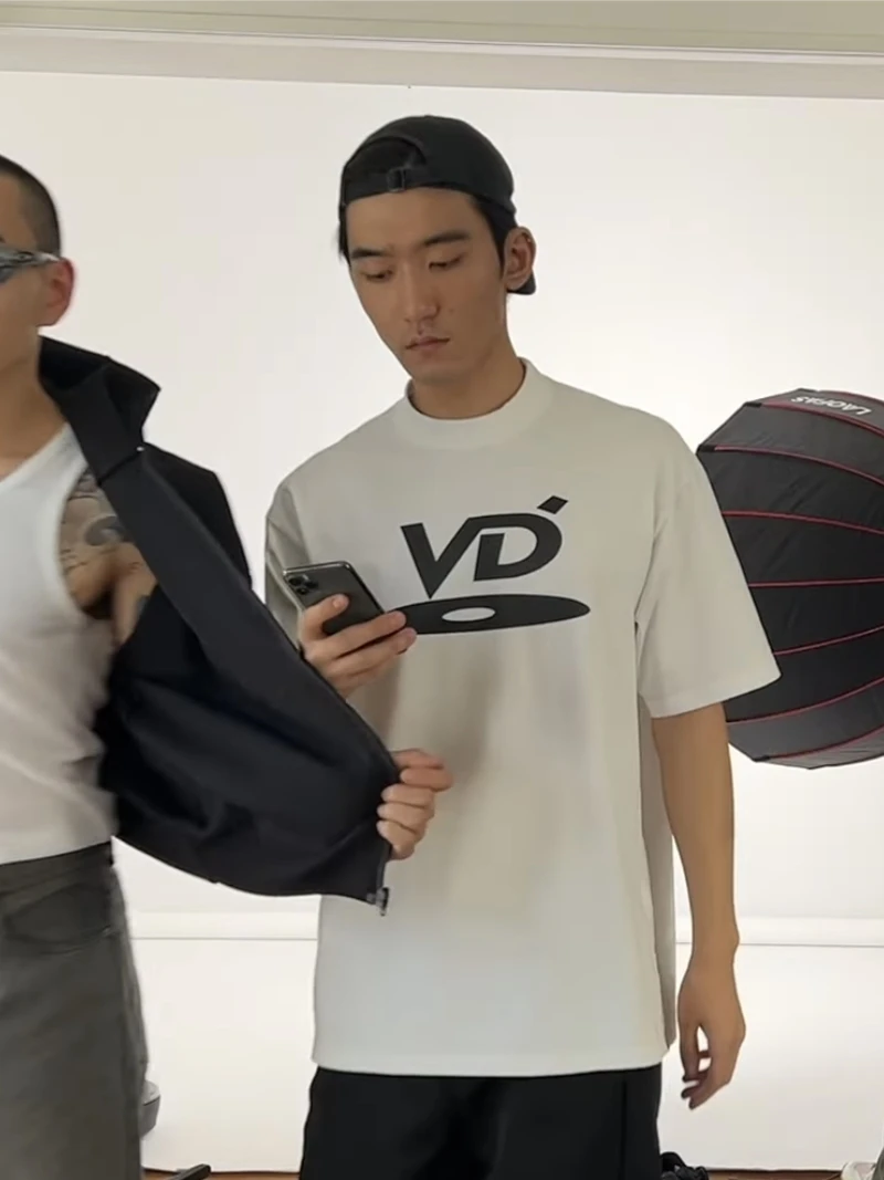 Autonus VujaDe Kenijima Bla Белая двухцветная футболка с DVD-диском, модная молодежная летняя футболка с круглым вырезом для пары
Autonus VujaDe Kenijima Bla Белая двухцветная футболка с DVD-диском, модная молодежная летняя футболка с круглым вырезом для пары