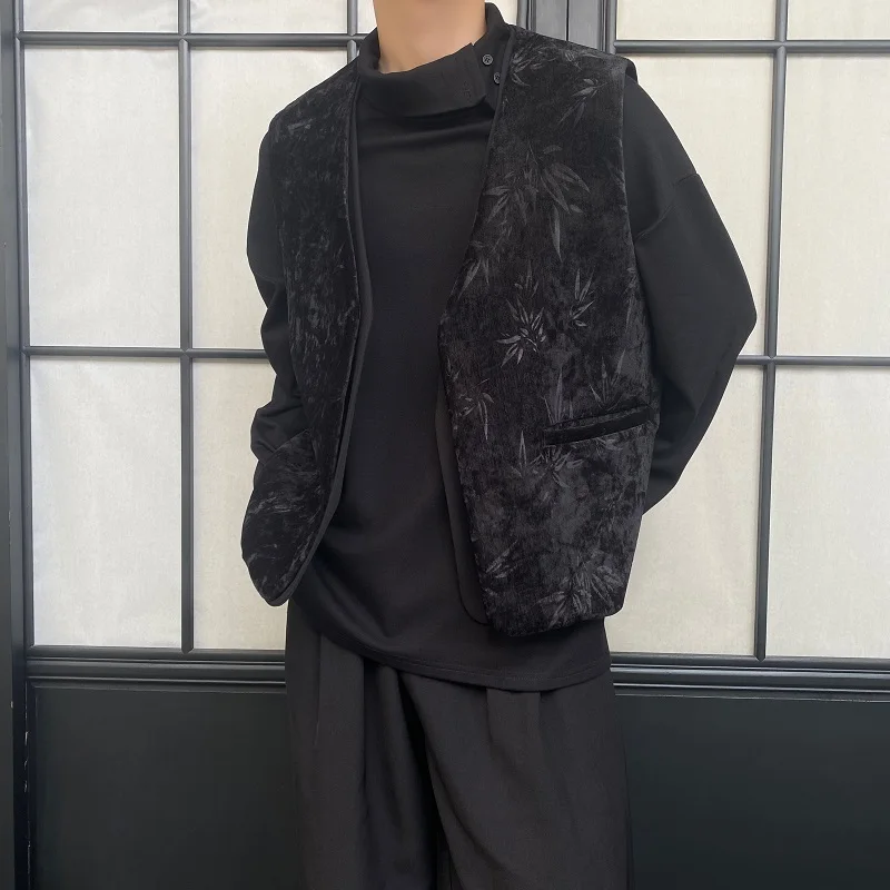 Новый мужской комплект из двух предметов: свободный жилет с накладными плечевыми подушками и многослойный жилет-накладка в стиле китайской моды.
Новый мужской комплект из двух предметов: свободный жилет с накладными плечевыми подушками и многослойный жилет-накладка в стиле китайской моды.