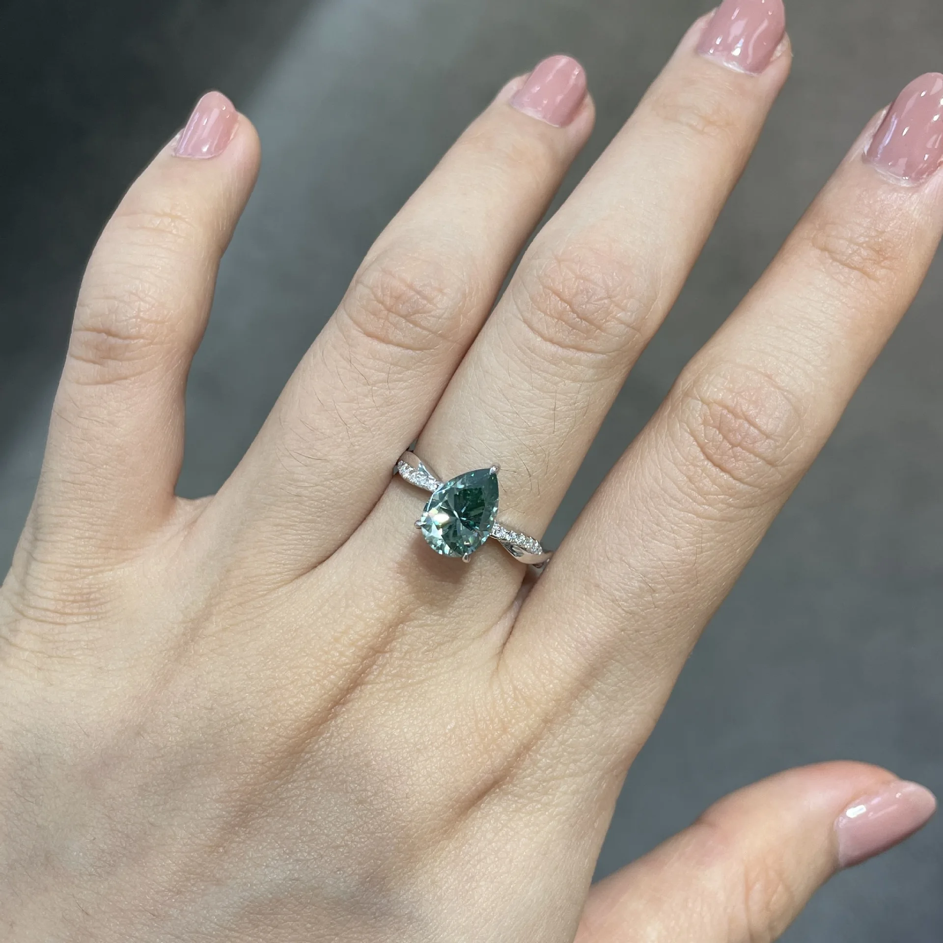 Кольцо с муассанитом в форме зеленой груши 7x10 мм, кольцо-пасьянс из стерлингового серебра S925 для женщин, роскошные ювелирные изделия с зелеными бриллиантами
Кольцо с муассанитом в форме зеленой груши 7x10 мм, кольцо-пасьянс из стерлингового серебра S925 для женщин, роскошные ювелирные изделия с зелеными бриллиантами