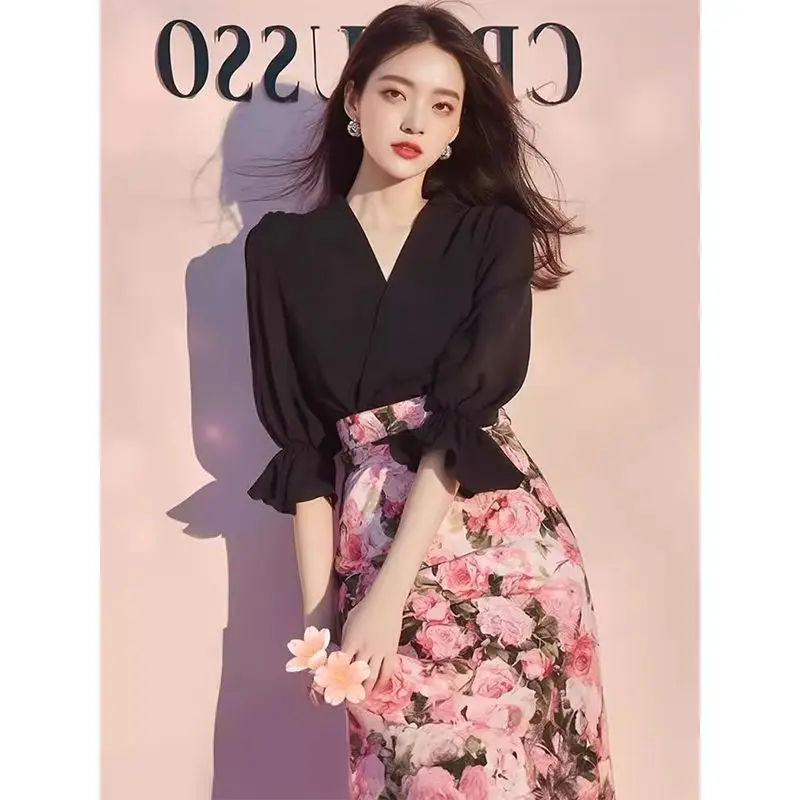 New High End French Hepburn Style Two Piece Sets Women Temperament Celebrity V-neck Blouse Top + Printed Skirt Fashion Suit
New High End French Hepburn Style Two Piece Sets Women Temperament Celebrity V-neck Blouse Top + Printed Skirt Fashion Suit