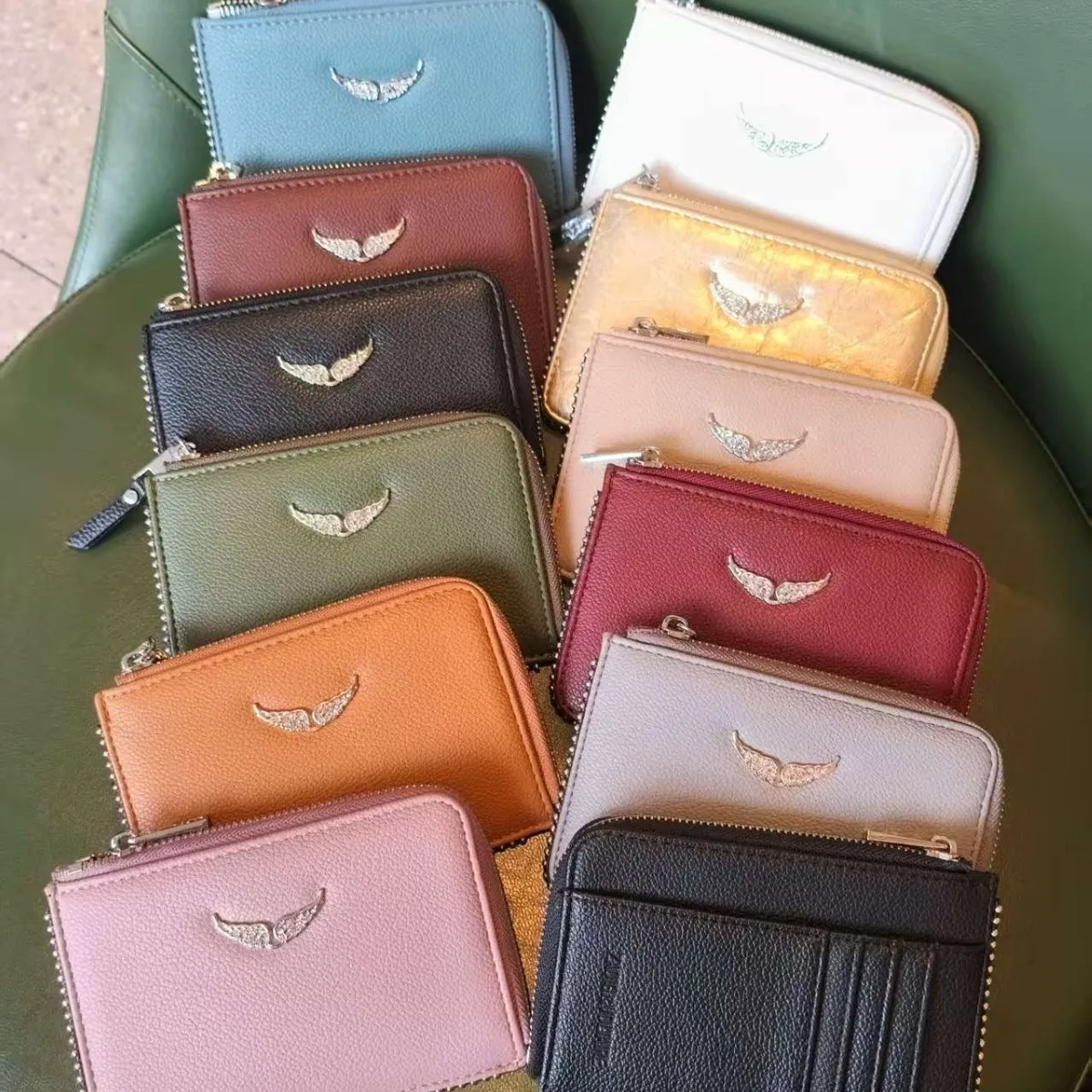 Black Winged Card Holder Chain Strap Crossbody Bag - Elegant Leather Women's Purse, Minimalist Fashion Accessory for Daily Wear
Black Winged Card Holder Chain Strap Crossbody Bag - Elegant Leather Women's Purse, Minimalist Fashion Accessory for Daily Wear