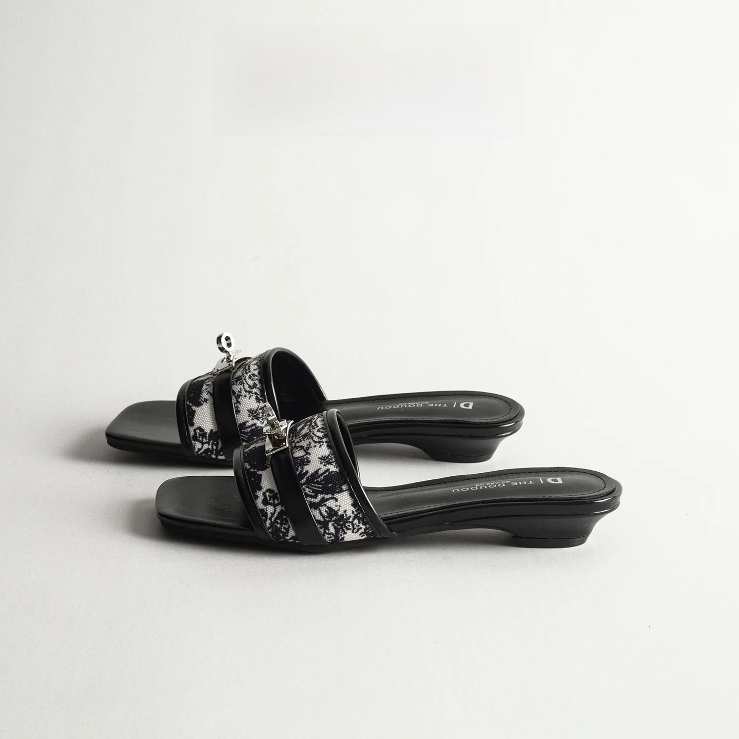 Retro Flat Sandals Women's Summer Outdoor Fairy Style with Skirts Beach Vacation Open Toe Slippers Casual Glueing Shoes
Retro Flat Sandals Women's Summer Outdoor Fairy Style with Skirts Beach Vacation Open Toe Slippers Casual Glueing Shoes