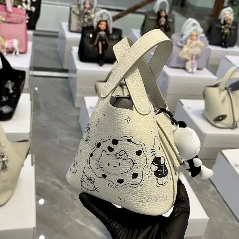 Hello Kitty Anime Kawaii MINISO Fashion Y2k Lovely Doll Graffiti Basket Bag Cute Casual Shoulder Crossbody Bag Gifts for Girls
Hello Kitty Anime Kawaii MINISO Fashion Y2k Lovely Doll Graffiti Basket Bag Cute Casual Shoulder Crossbody Bag Gifts for Girls