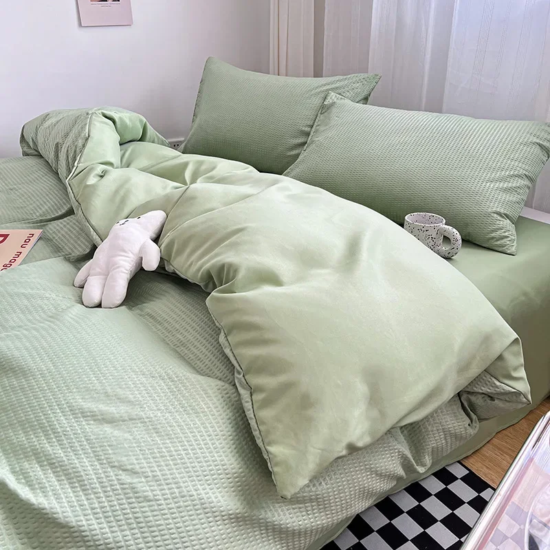Новый набор из четырех предметов с вафельным пододеяльником 1,8, постельное белье в стиле Ins для студенческого общежития, домашний текстиль
Новый набор из четырех предметов с вафельным пододеяльником 1,8, постельное белье в стиле Ins для студенческого общежития, домашний текстиль